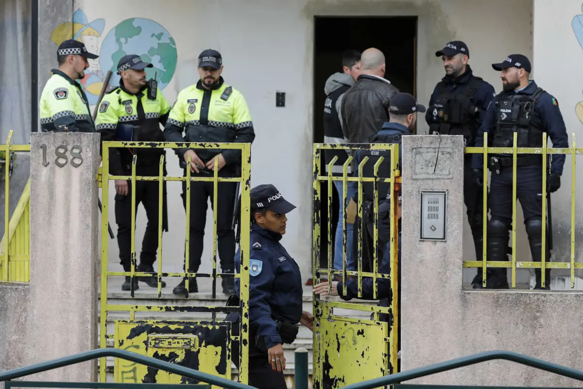 Imagem do edifício em Massamá, quando ainda acolhia o Externato Novos Rumos. A escola fechou e foi convertida num alojamento.