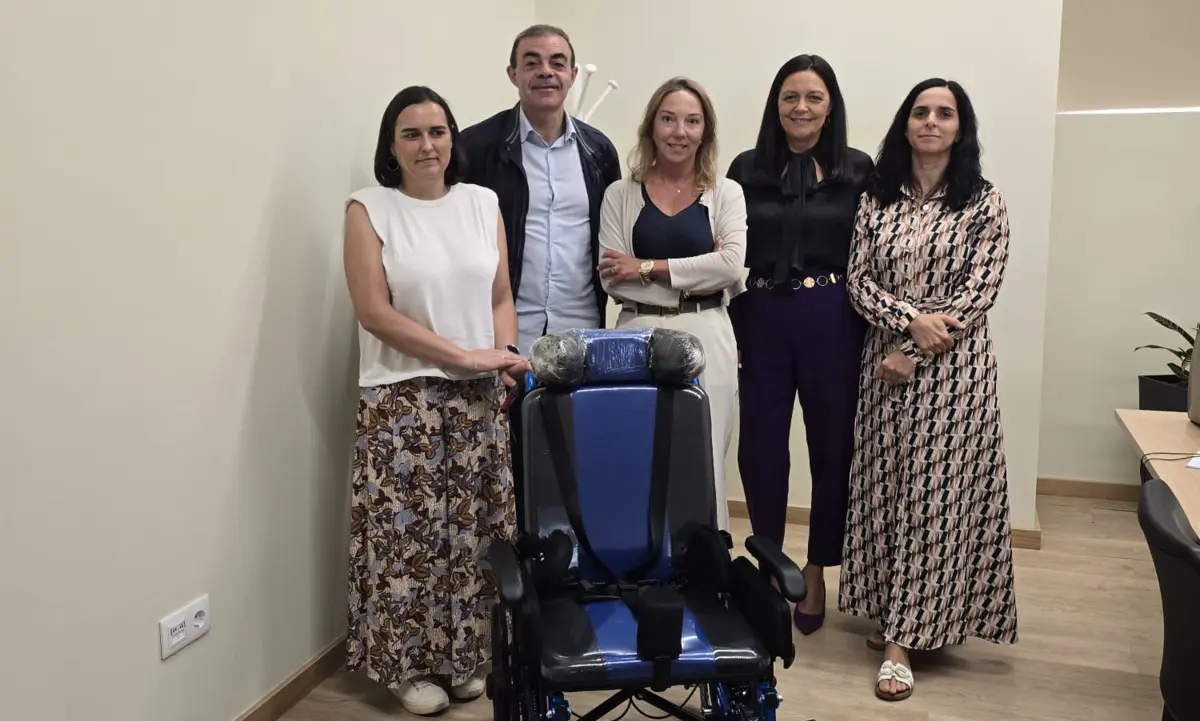 (Da esquerda para a direita)Anabela Cardoso, vereadora da Educação e Cultura; José Queirós, Ação Social; Cláudia Amaral, representante da Medika; Susana Monteiro e Carla Pinto, Ação Social