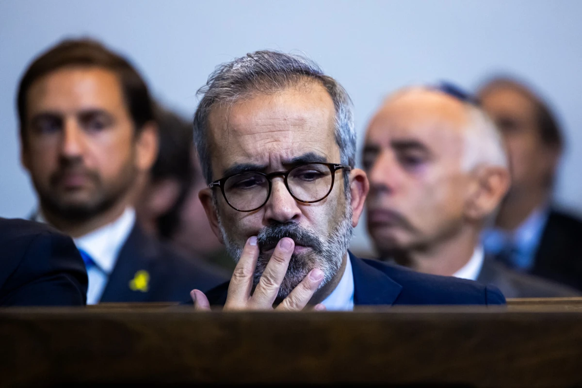 Diligências do ministério dos Negócios Estrangeiros, chefiado por Paulo Rangel, tinham levado, no mês passado, a um pedido de retirada da bandeira, segundo disse na altura fonte oficial à Lusa