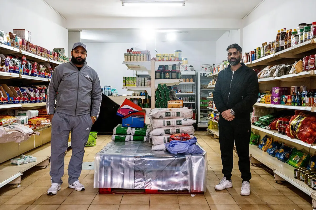 Hamid Rasool e Najeeb Buit foram surpreendidos pelas cheias da semana passada