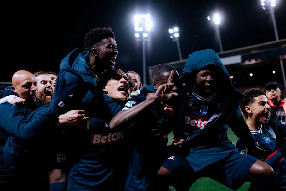 Jogadores do Dunquerque festejam qualificação para as meias-finais