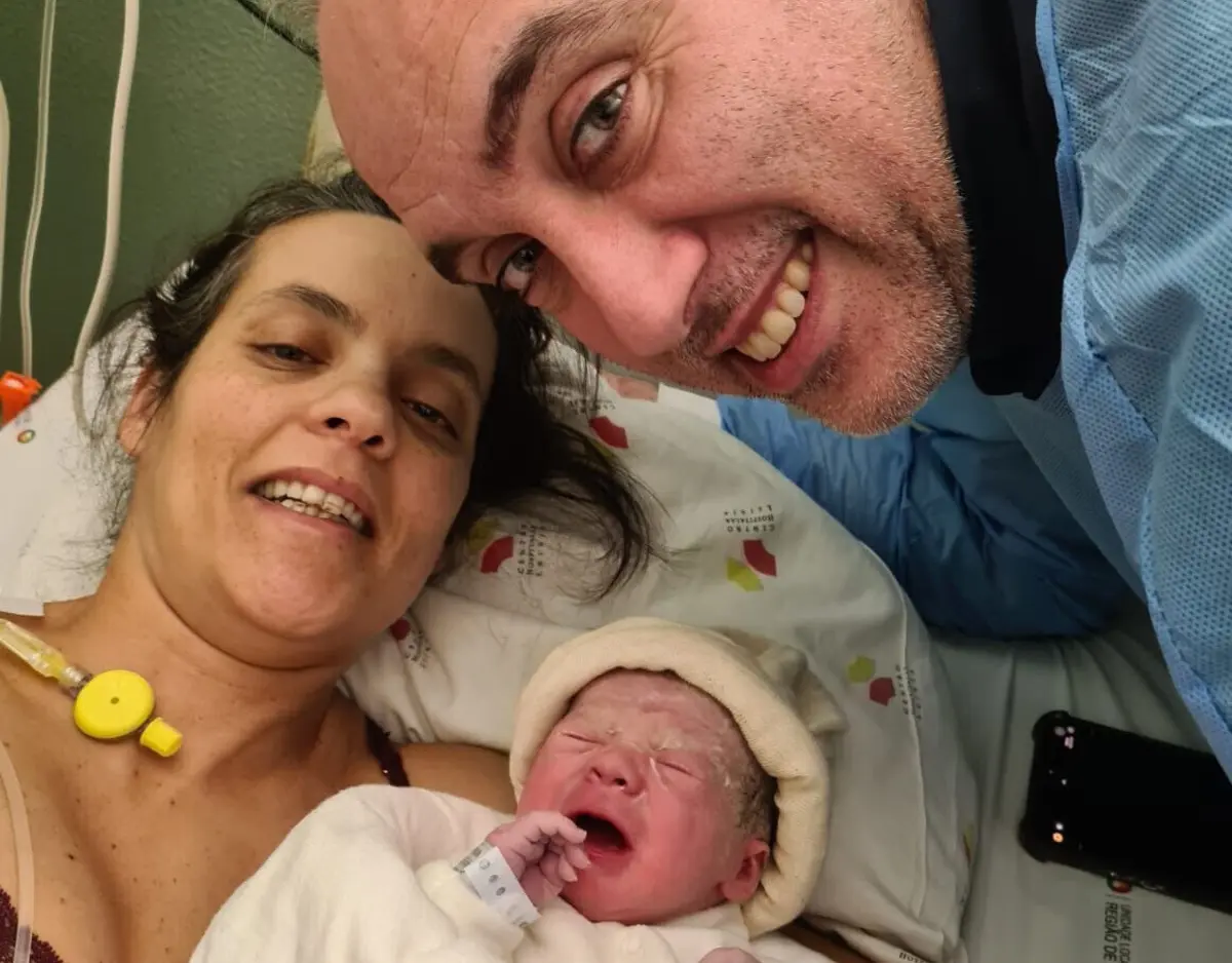 A criança é a terceira filha do casal