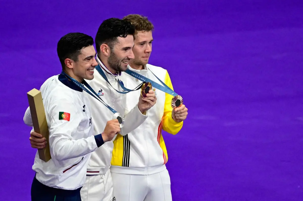 Iúri Leitão, em primeiro plano, no pódio da prova de omnium