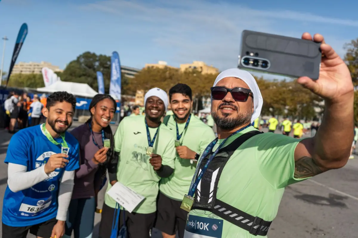 Corrida juntos amigos, famílias e colegas de trabalho