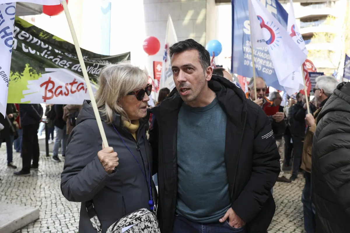 O secretário-geral da CGTP, Tiago Oliveira, na greve e concentração de trabalhadores do Grupo Caixa Geral Depósitos