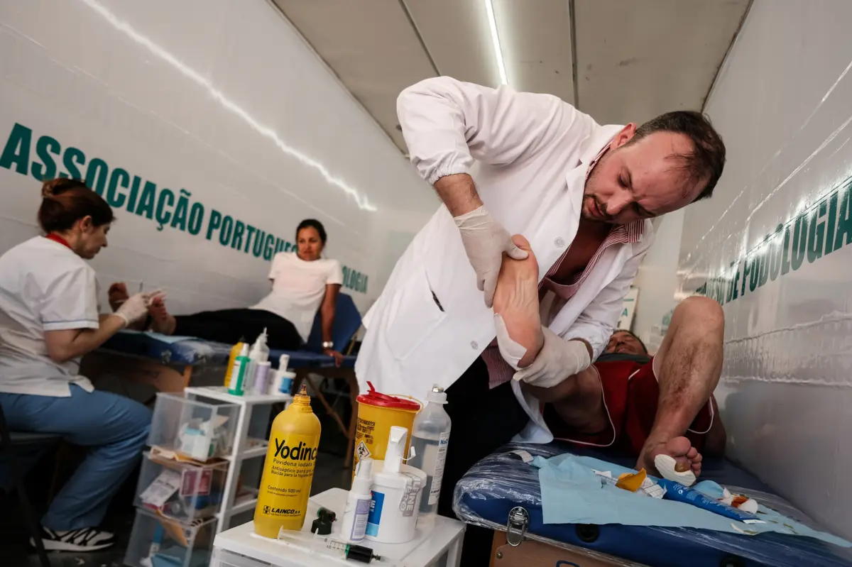 Membros da Associação de Podologia tratam dos pés dos peregrinos em Pombal