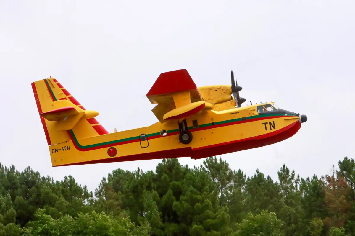 Marrocos emprestou a Portugal, na segunda-feira, um avião Canadair CL-415 de combate aos incêndios