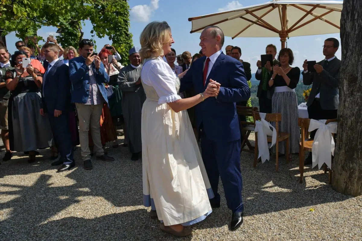 MInistra fez manchetes quando dançou com Putin no seu casamento em 2018
