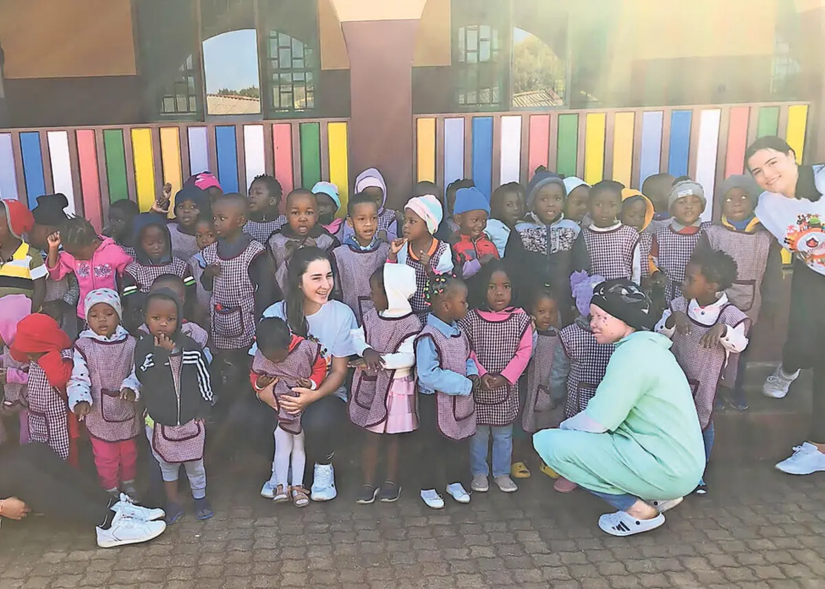 Estudantes de Amares com crianças de uma das duas escolas que apoiaram