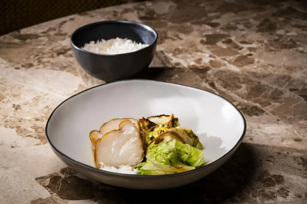 O prato de tamboril grelhado é um dos que integra o menu de degustação.