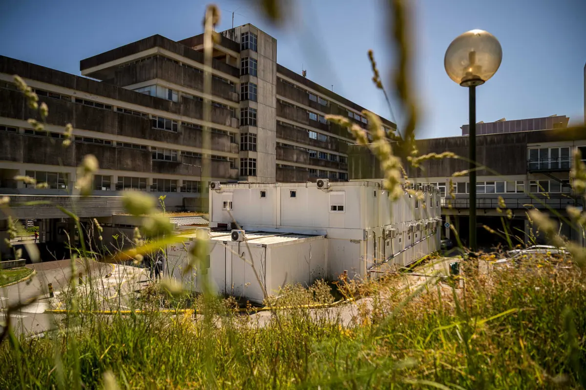 Contentores velhos e com vários problemas acolhem serviço há uma década