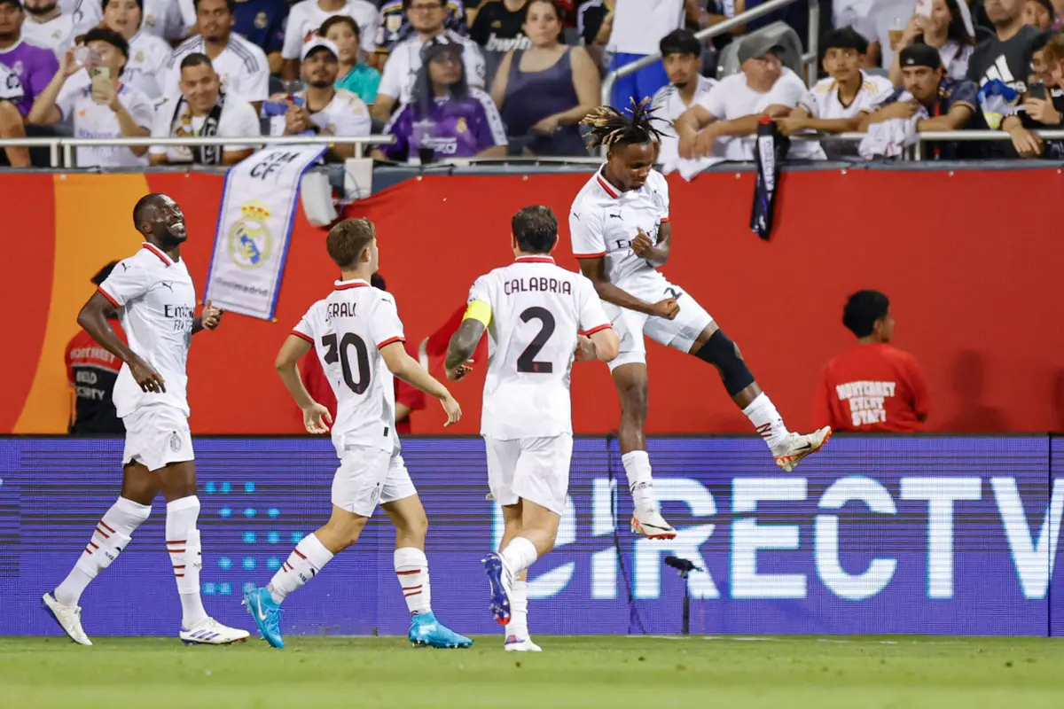 Samuel Chukwueze festeja o golo que decidiu o jogo entre o AC Milan e o Real Madrid