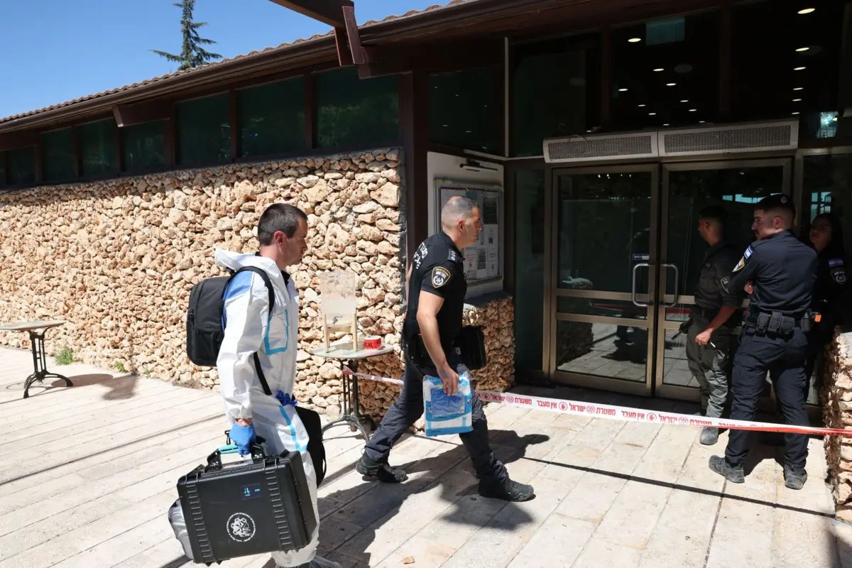 Agentes da polícia a entrar no local onde ocorreu o ataque