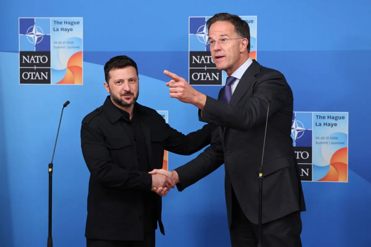 O presidente ucraniano, Volodymyr Zelensky, com o secretário-geral da NATO, Mark Rutte