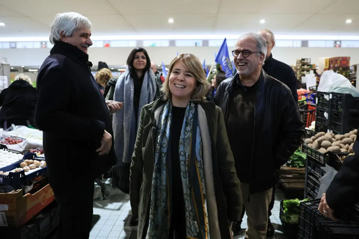 Pureza ao lado da candidata Catarina Martins na visita ao Mercado Municipal de Guimarães