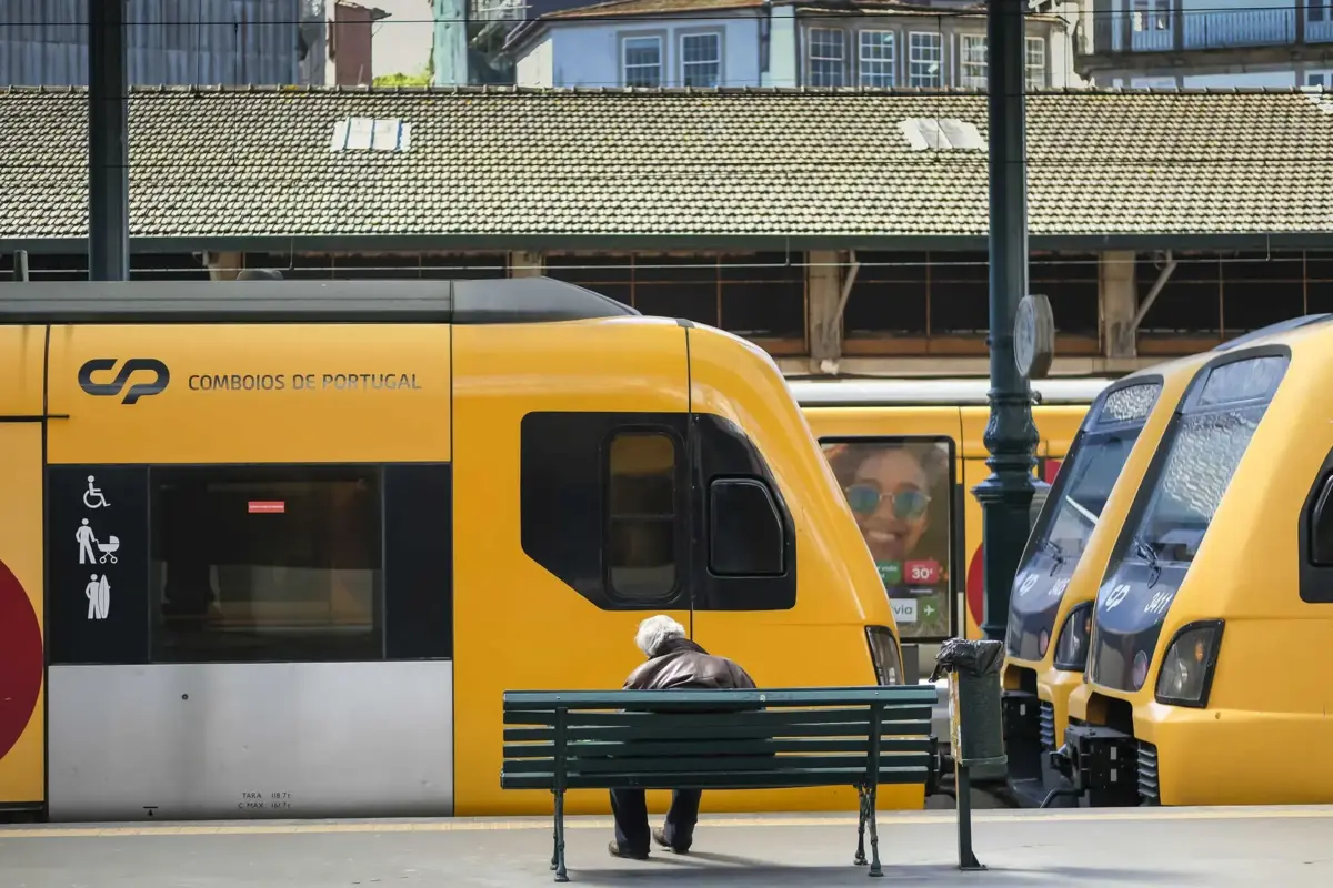 Foram apreendidas 158 latas de spray de diversas cores, usadas para grafitar os comboios