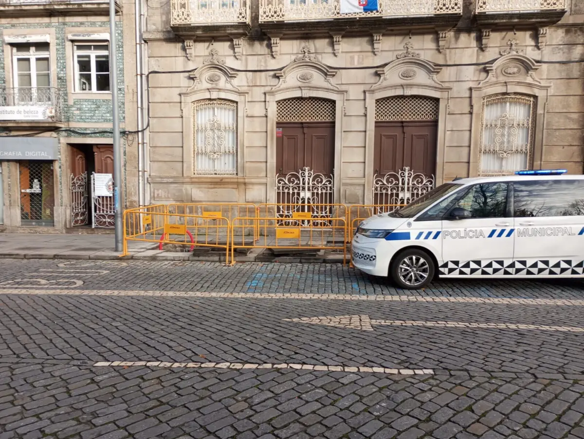 O edifício em causa, adquirido há cem anos pela família Lopes, é um dos poucos na zona que ainda continua habitado