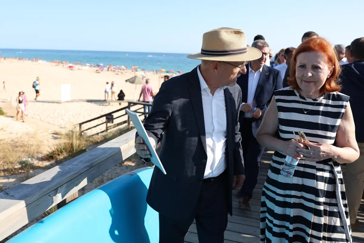 A ministra do Ambiente e Energia, Maria de Graça Carvalho, durante uma visita à praia do Vale Garrão