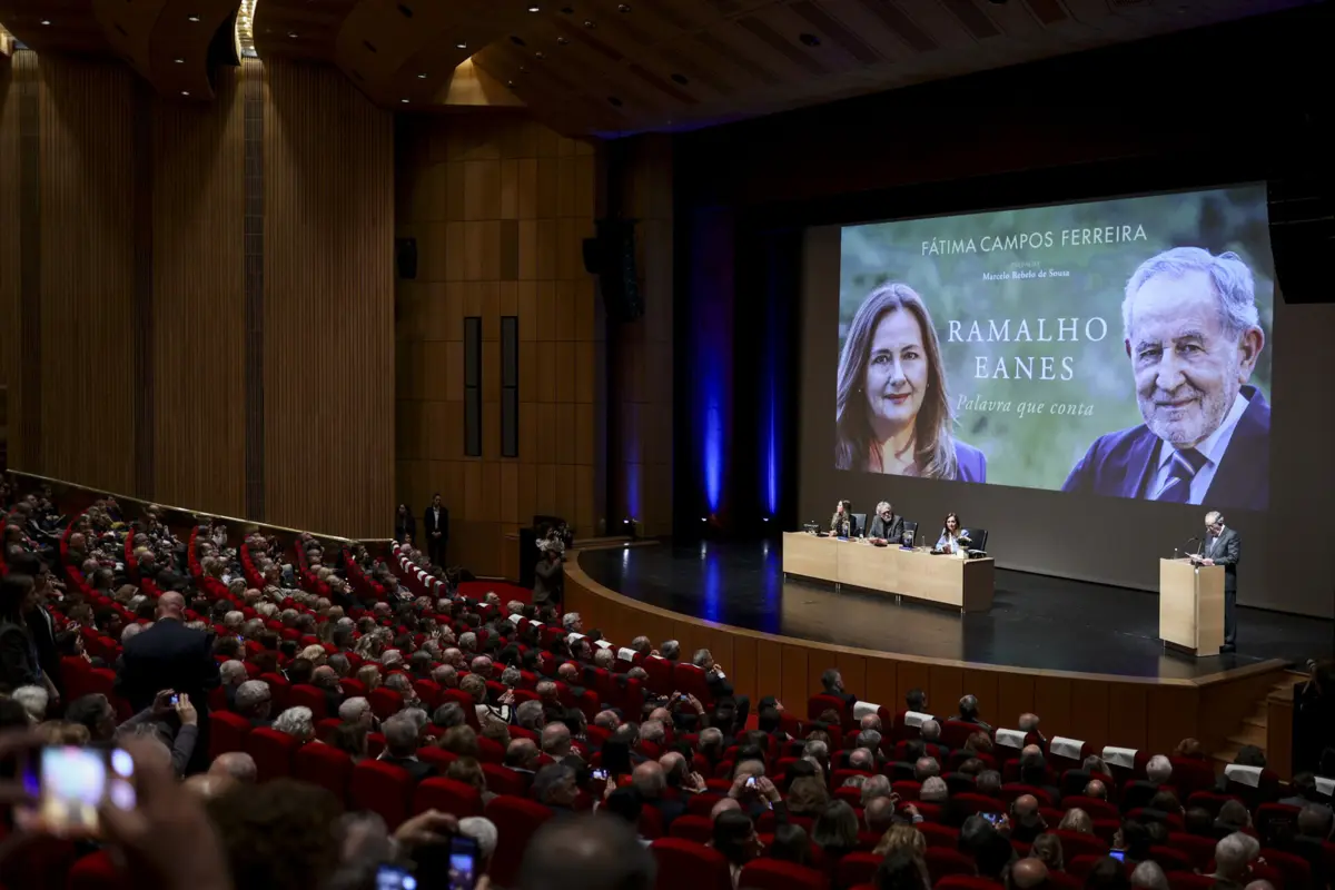 Imagem de contexto do artigo Eanes aplaudido de pé por Marcelo, Cavaco, Montenegro, Aguiar-Branco e Pedro Nuno Santos