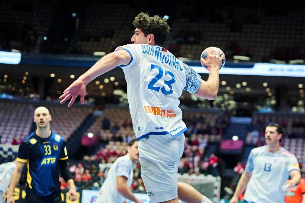 Branquinho voa sob o olhar atento dos suecos