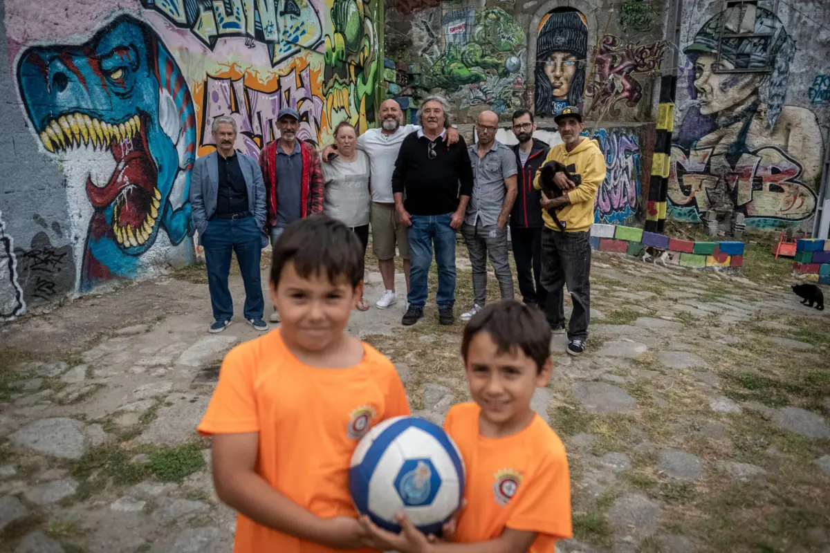 Atualmente moram na Quinta do Gama cerca de 30 pessoas, entre adultos e crianças, em 12 casas