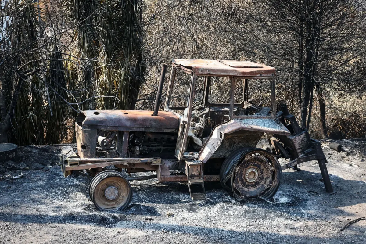 Máquina agrícola destruída pelo fogo que fustigou a Serra da Lousã durante a última semana