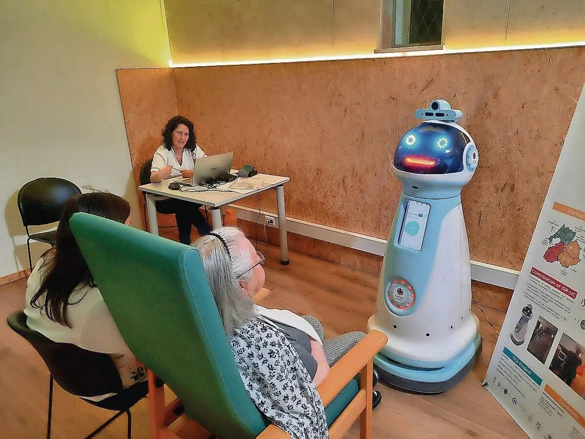 Robô “Matilde” à conversa com um utente na Cáritas