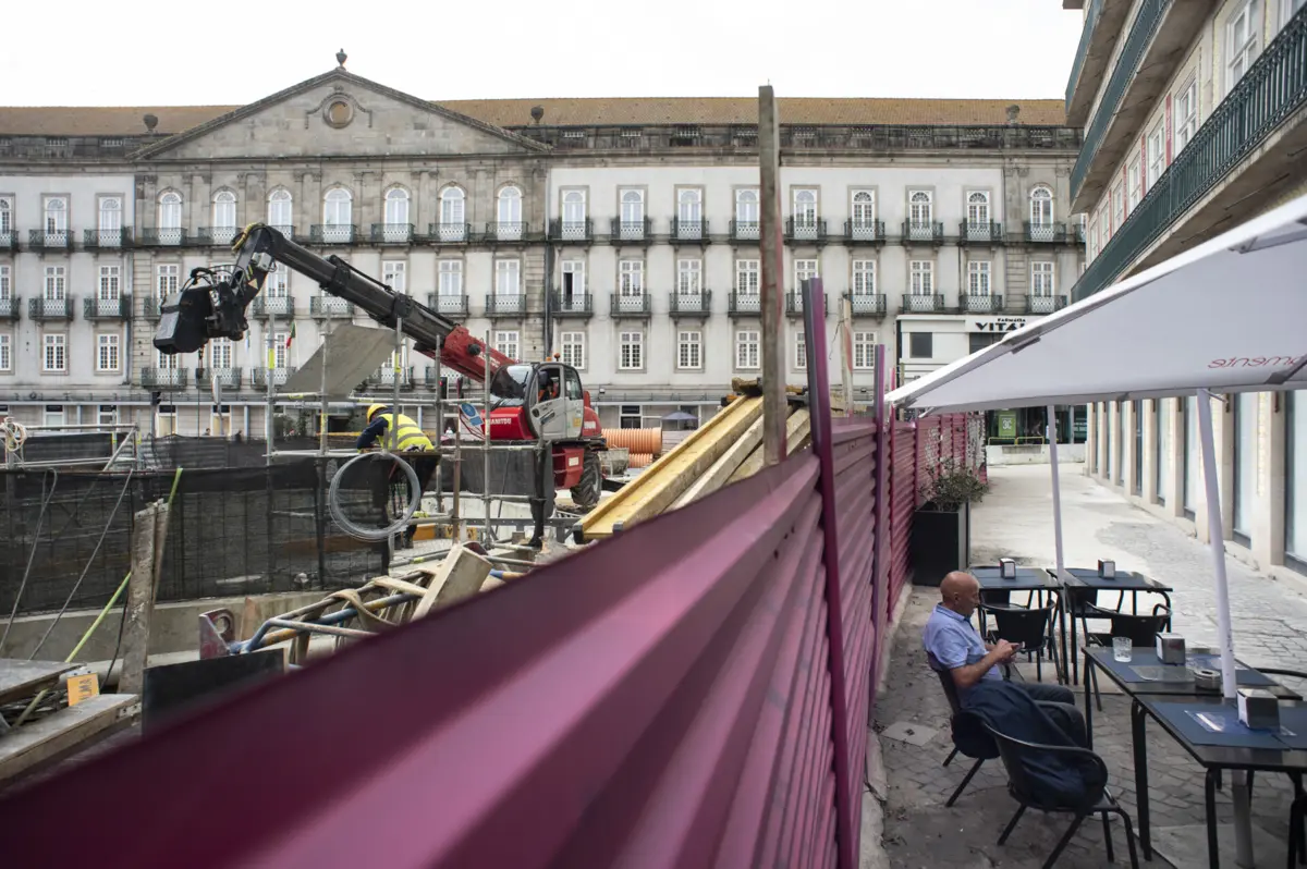 A Praça da Liberdade é partilhada entre restaurantes e obras