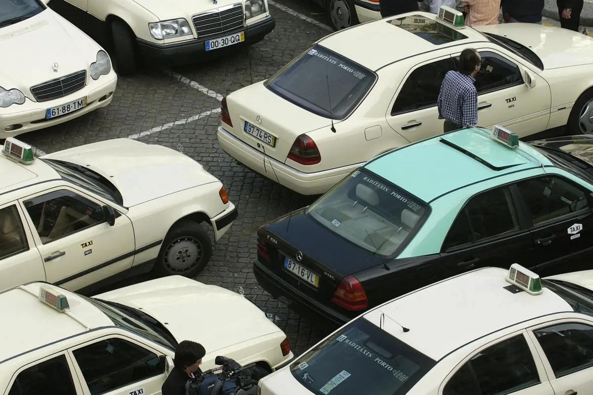 Imagem de contexto do artigo Há um reforço de 250 mil euros para compra de táxis elétricos