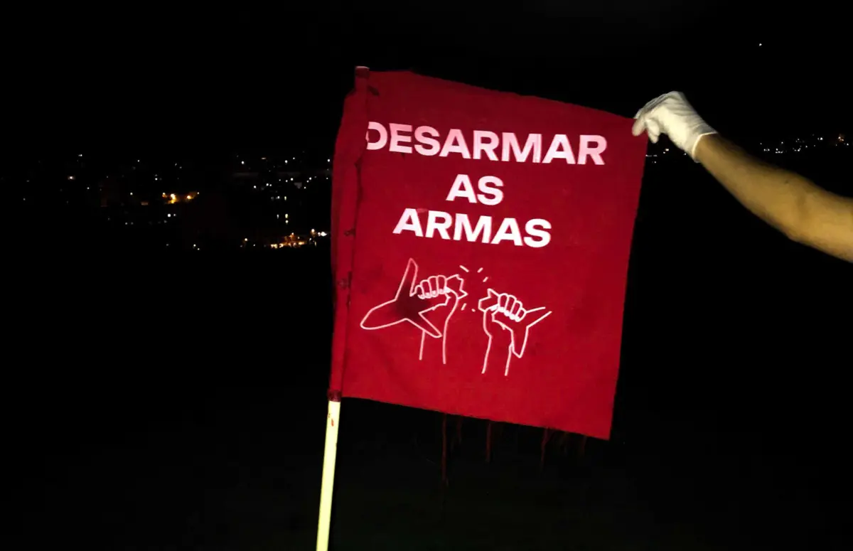 Mensagem de paz deixada no campo de golfe