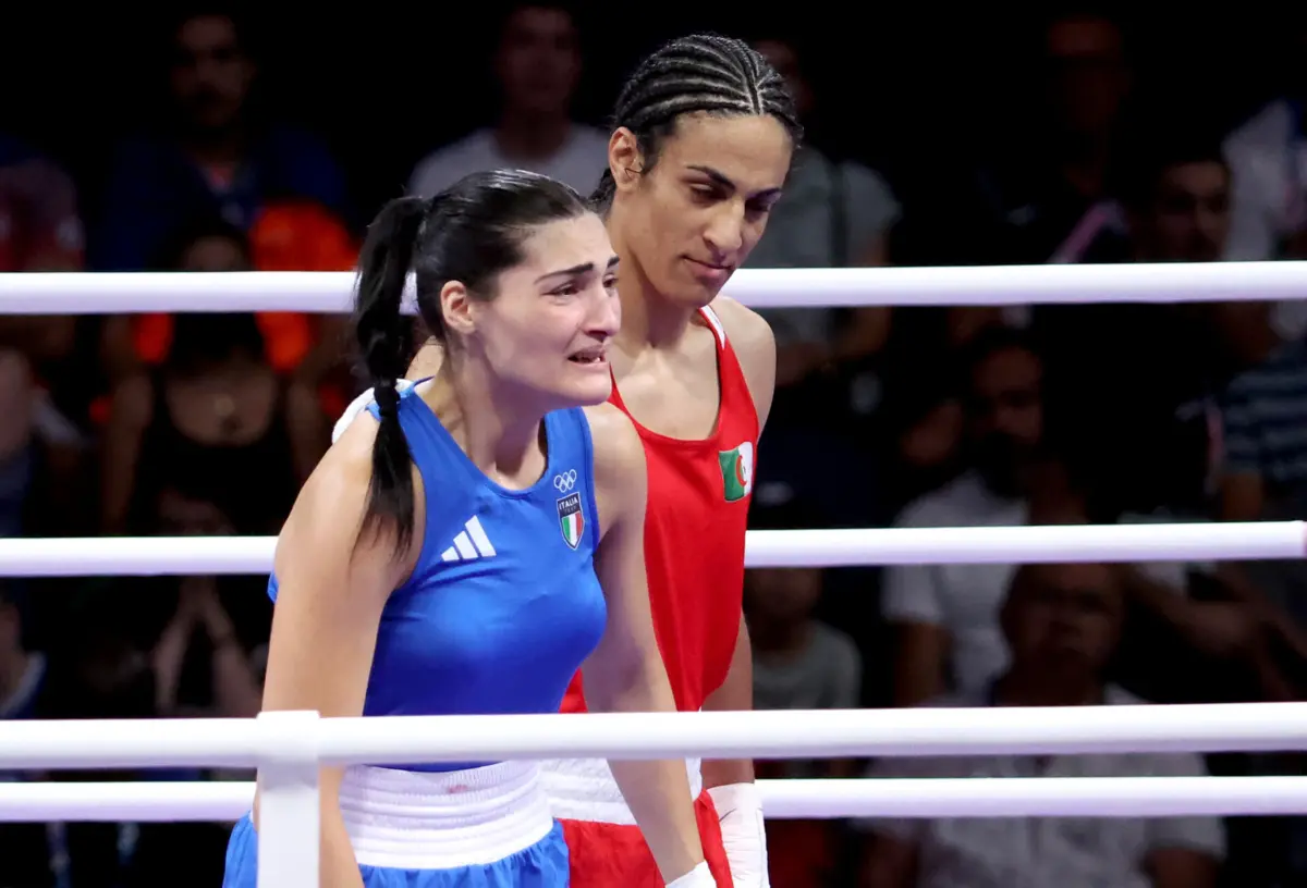 Angela Carini (de azul) desistiu durante combate com Imane Khelif