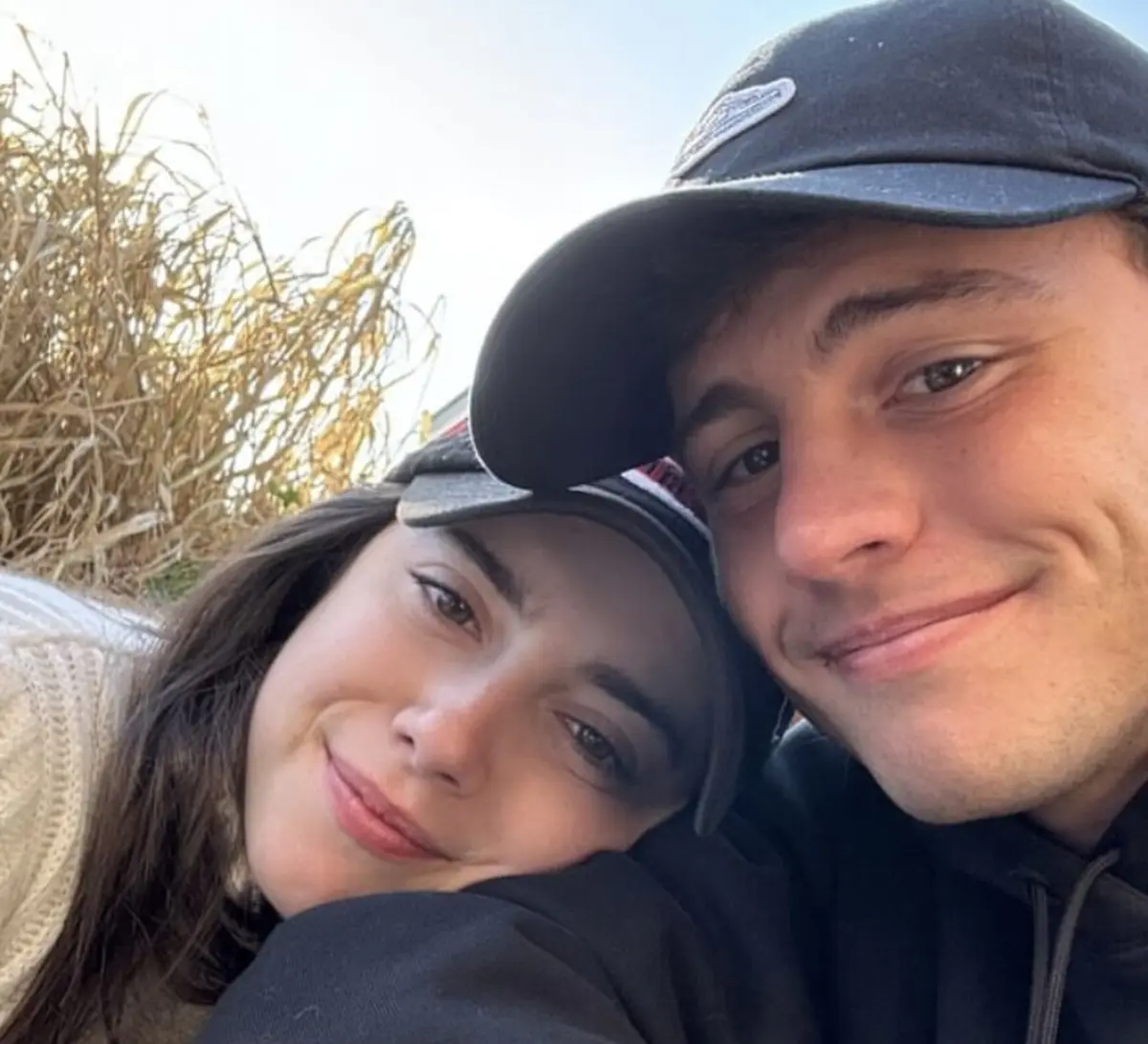 A poucos dias de fazer 20 anos, futebolista conta com a companhia da namorada, a atriz Madalena Aragão, de 19 anos