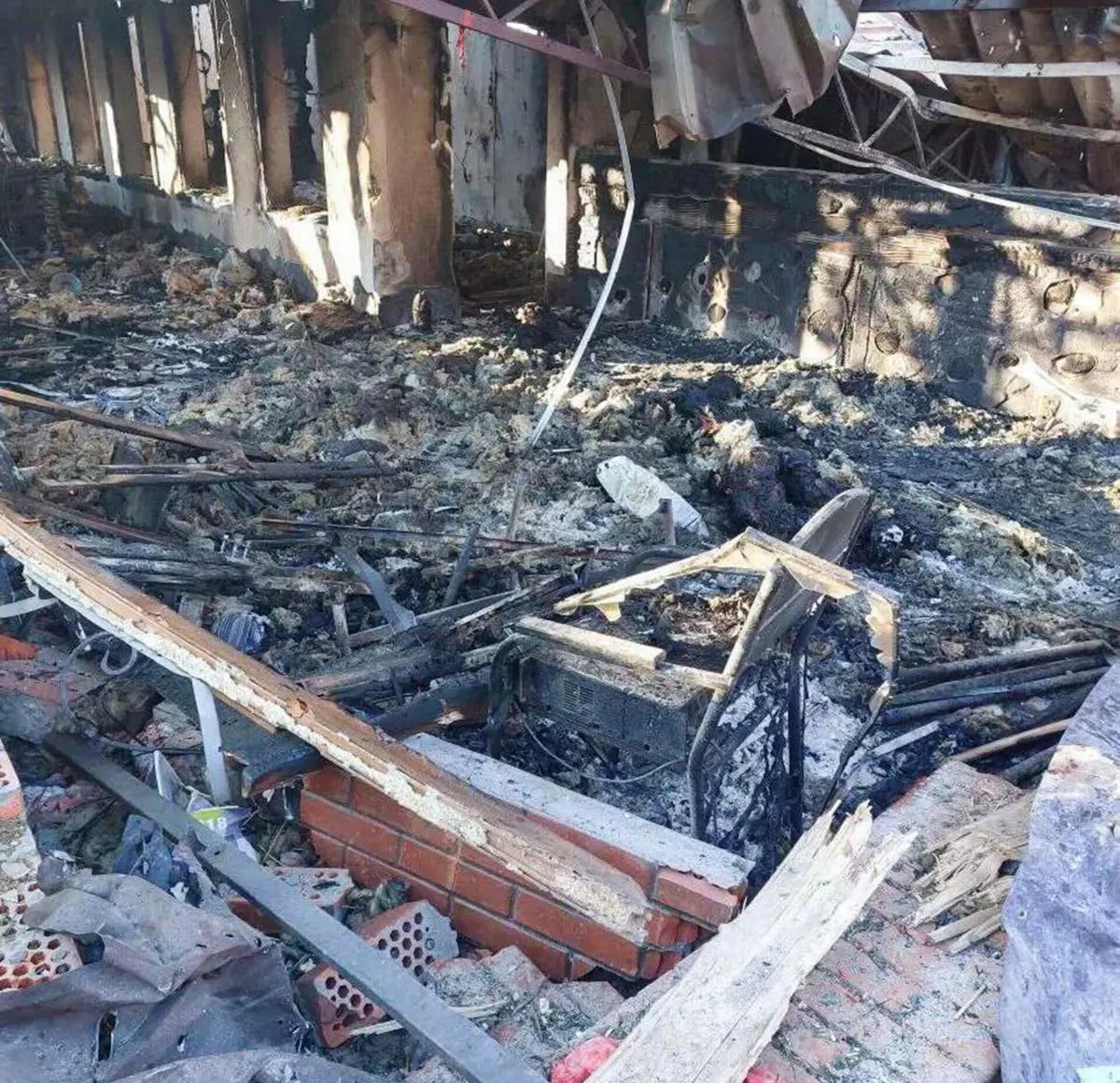 Hotel e café destruídos após um ataque de drones