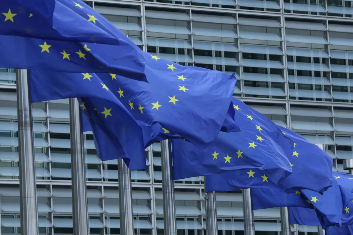 O tom do relatório vai ao encontro de afirmações do vice-presidente JD Vance, que em fevereiro consternou os alemães, e de modo geral os europeus, num discurso em Munique, ao alegar que a liberdade de expressão estava "a recuar" na Europa e a apoiar partidos como a AfD