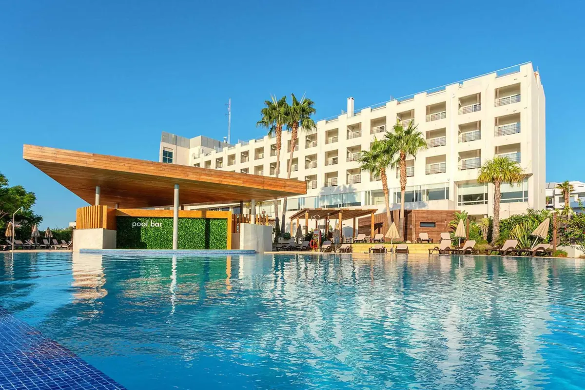 O hotel tem duas piscinas: uma exterior e outra interior, aquecida.