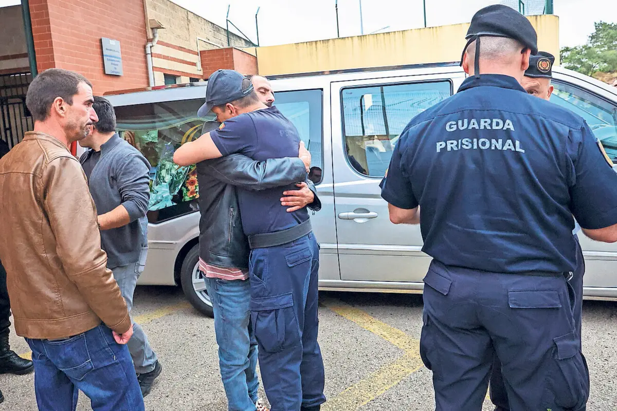 Cortejo fúnebre de Ricardo Martins parou na prisão da Carregueira