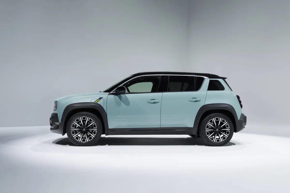 Nova R4 E-Tech é apresentada esta segunda-feira, em Paris