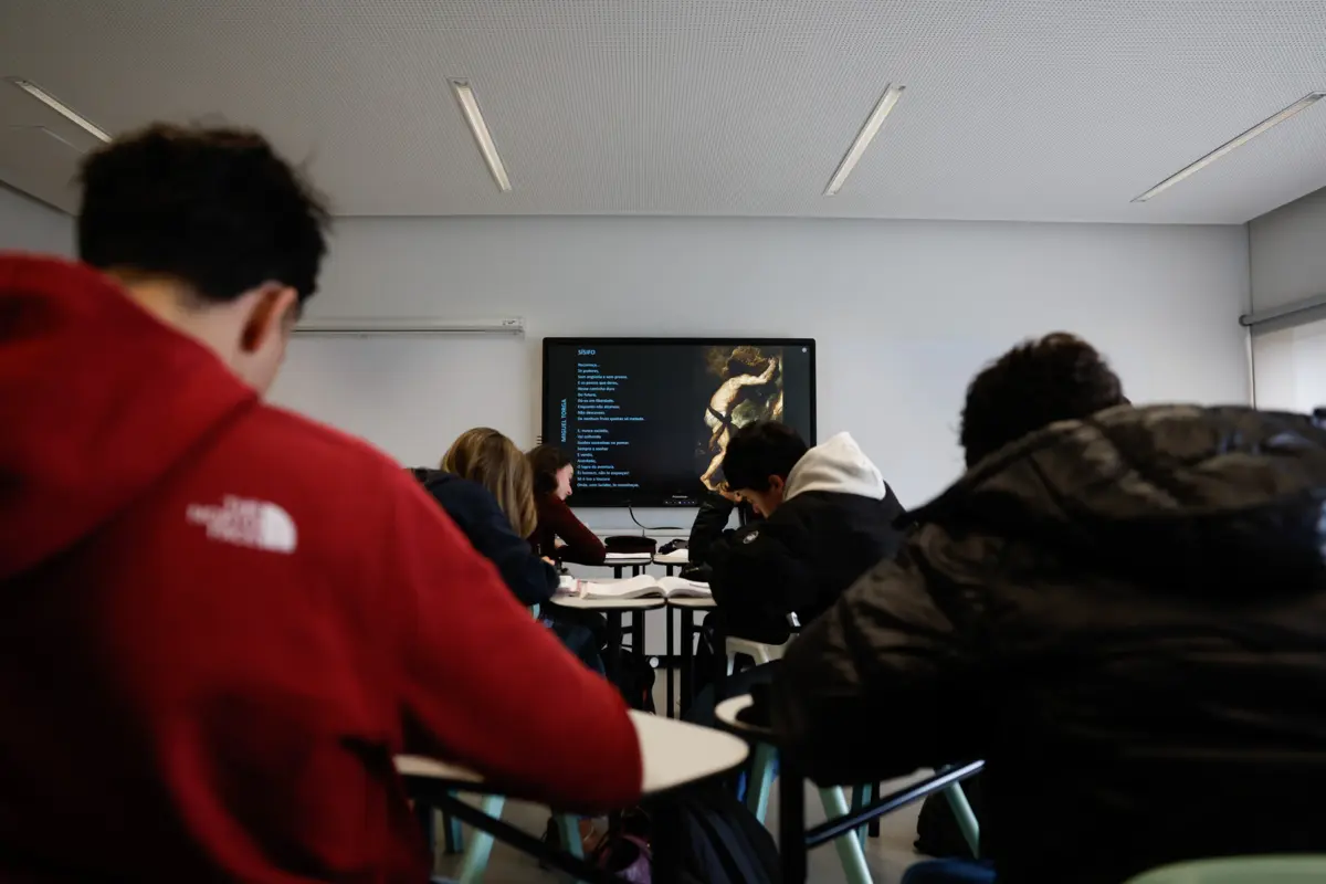 Na educação, o plano nacional - adotado pela primeira vez em 2013 - tem travado o abandono escolar e ajudado jovens ciganos a prosseguir estudos na universidade