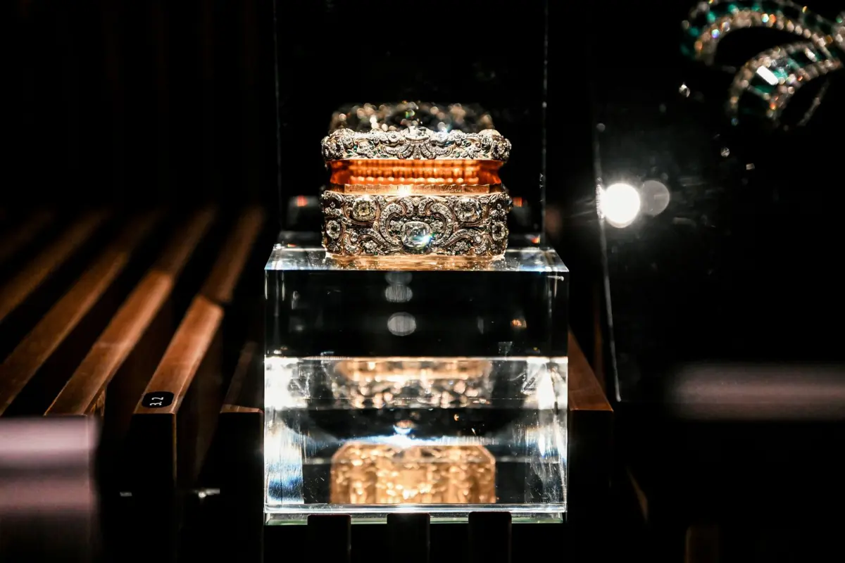 A caixa de rapé do rei D. Luís I encomendada em ouro e prata com mil diamantes e 240 esmeraldas.