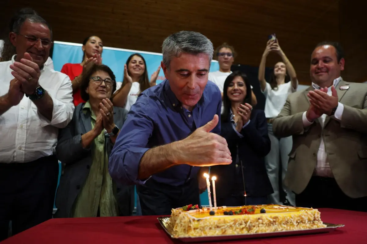 José Luís Carneiro fez 54 anos no sábado mas não parou a campanha