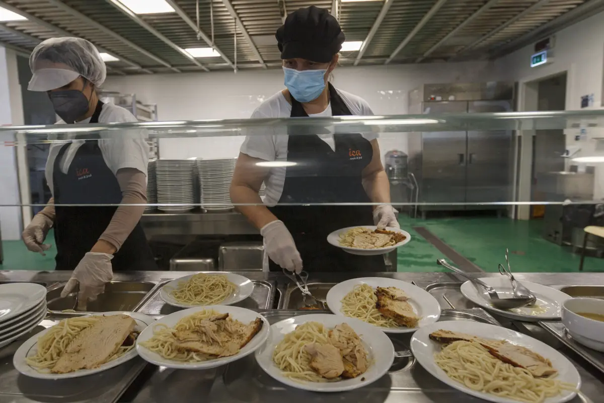 No topo das reivindicações está também a redução do horário de trabalho para as 35 horas semanais, 25 dias úteis de férias e a vinculação de todos os trabalhadores contratados a