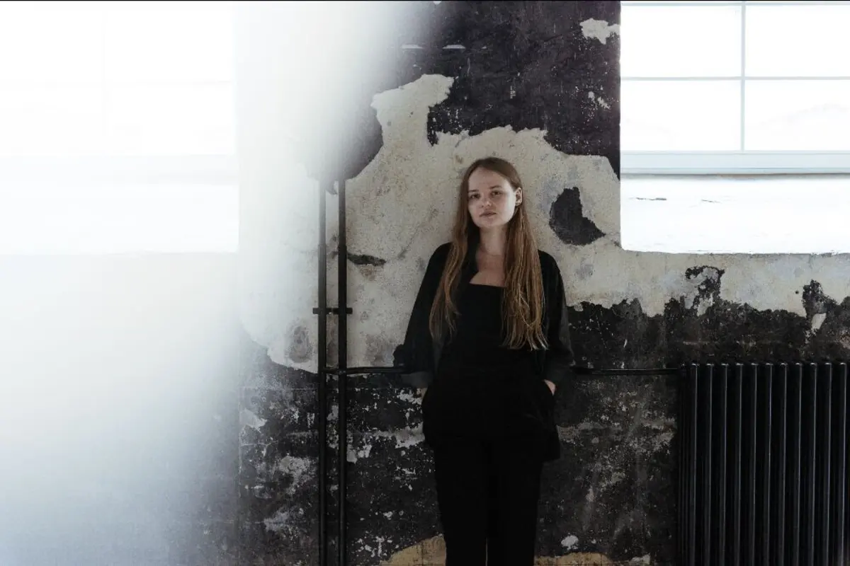 Estoniana Johanna Kivimägi é o corpo do projeto Hanakiv, que mistura música clássica com tons de eletrónica.