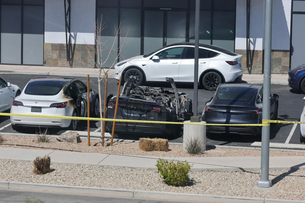 Véiculos Tesla incendiados num concessionários em Las Vegas