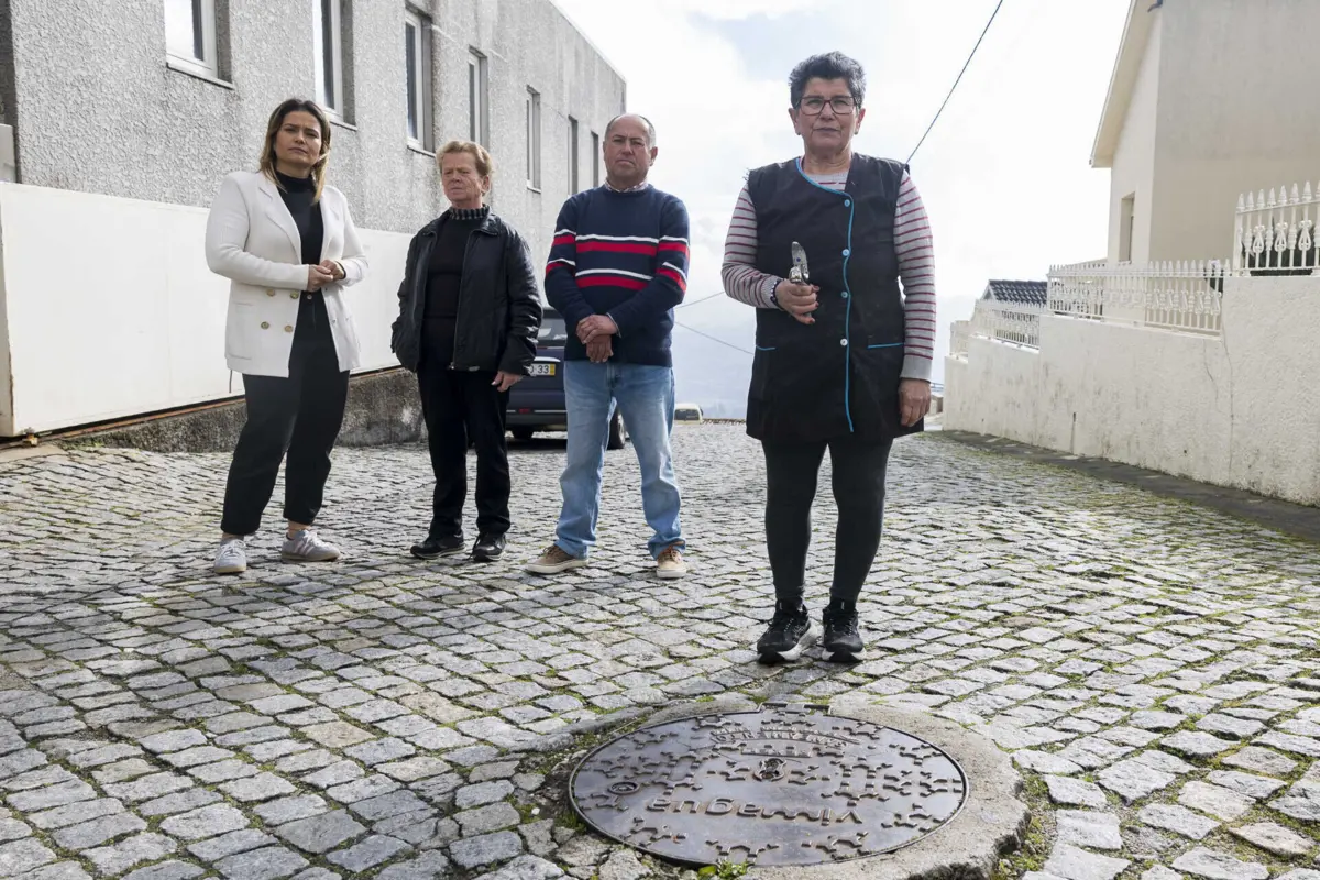 Moradores garantem que o problema começou após a instalação do saneamento.