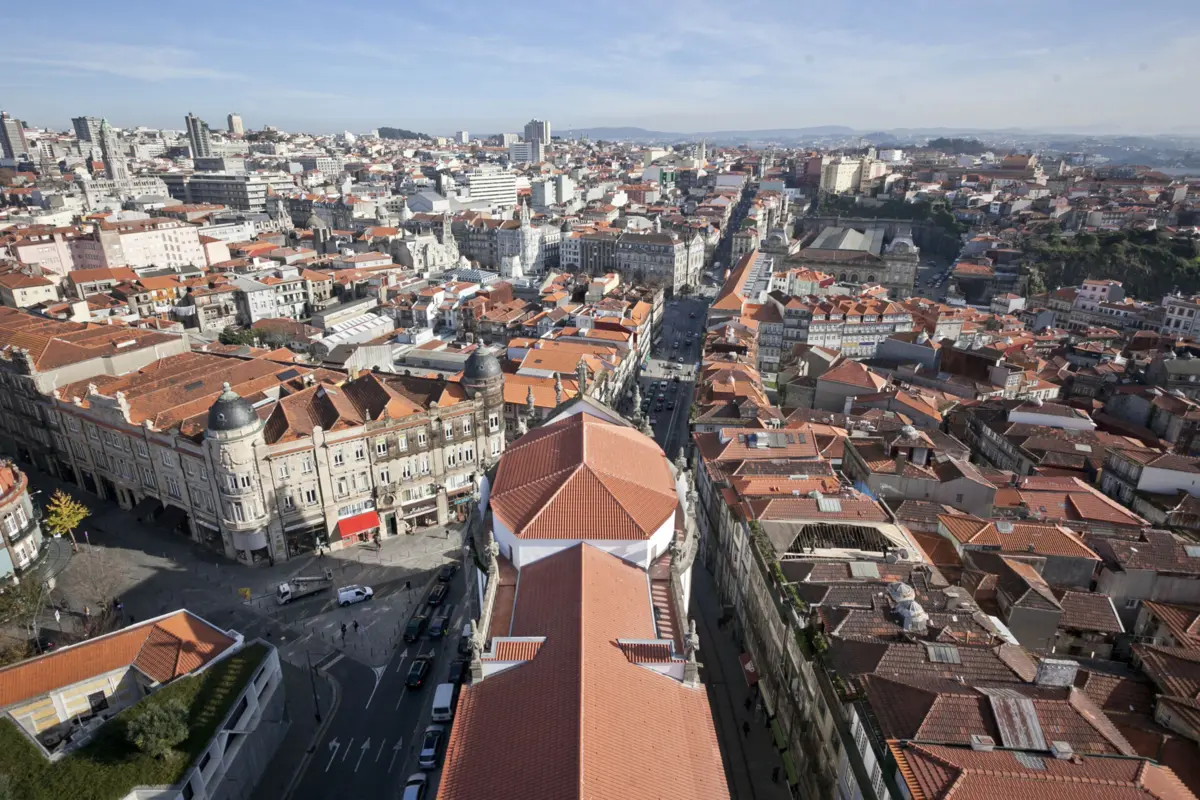 Vista aérea da Igreja dos Clérigos, no Porto. Na imagem, a loja Madureira fica à esquerda do monumento, junto ao toldo vermelho