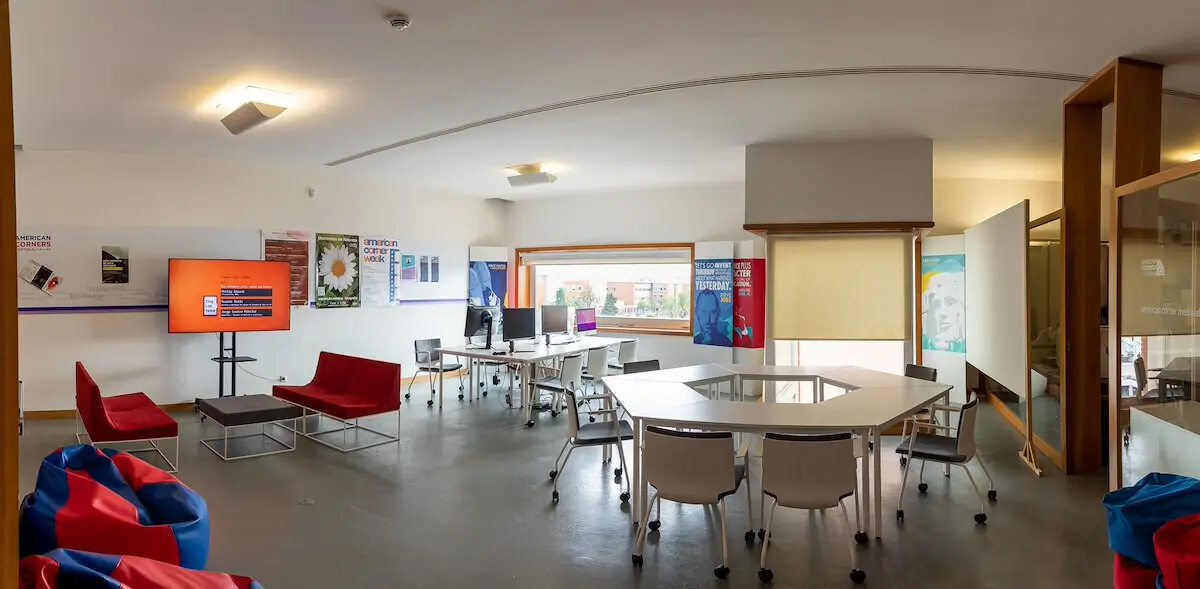 Espaço do programa American Corner na Universidade de Aveiro