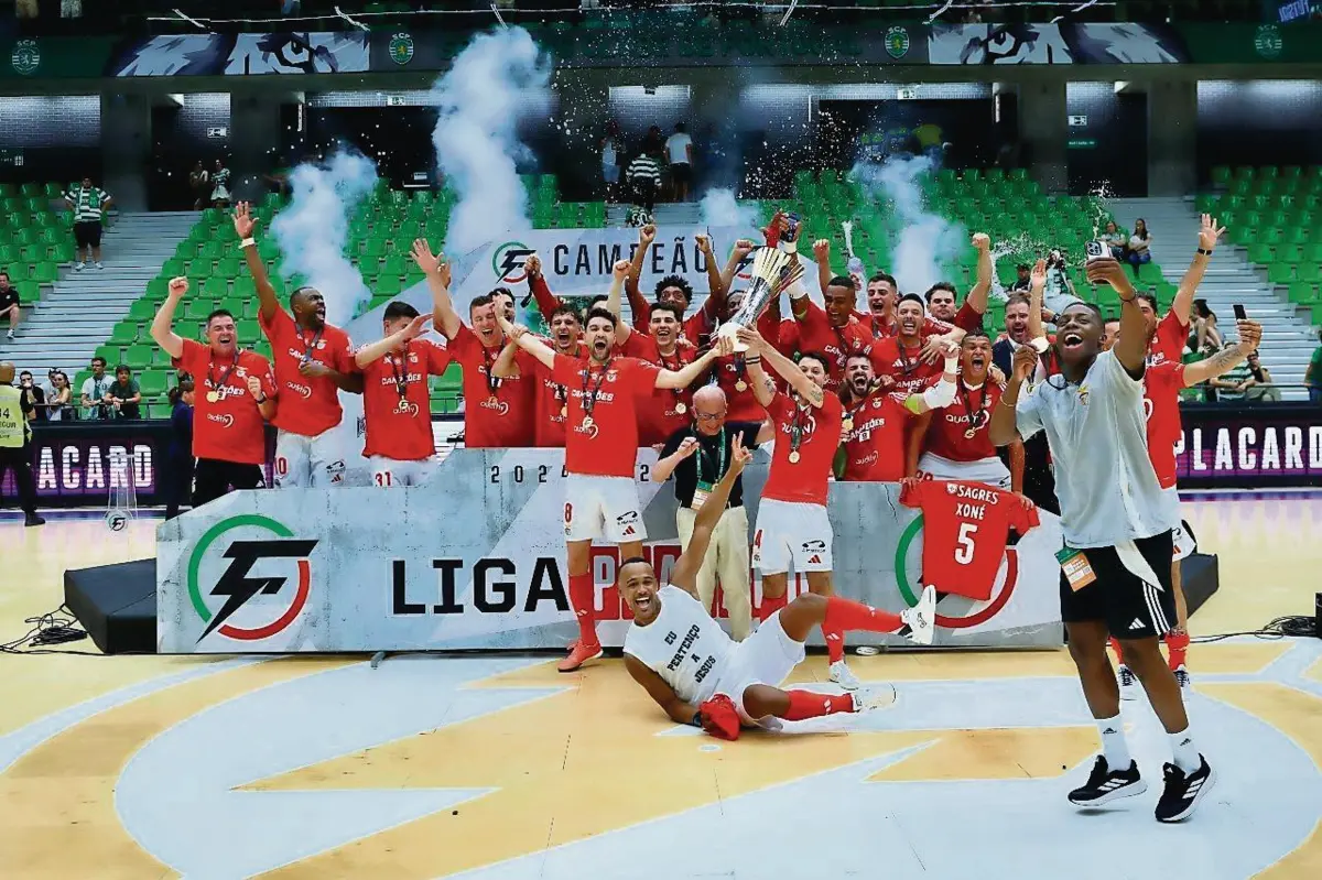 Benfiquistas festejam a conquista do título de 2024-25, que impediu o Sporting de chegar a um histórico pentacampeonato