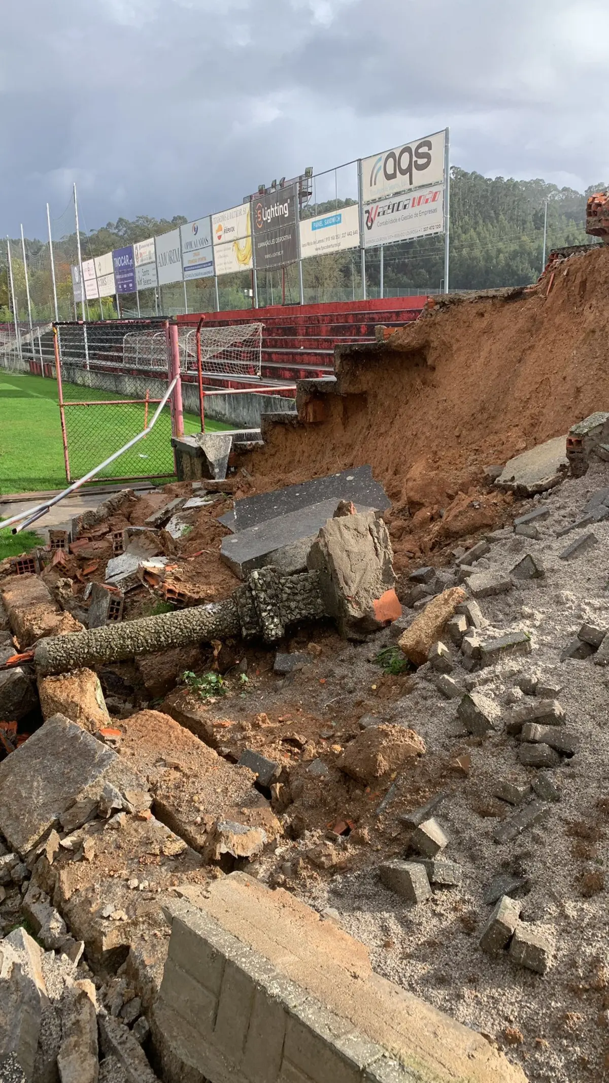 Imagem de contexto do artigo Chuva intensa provoca queda de bancada do União de Lamas na Feira
