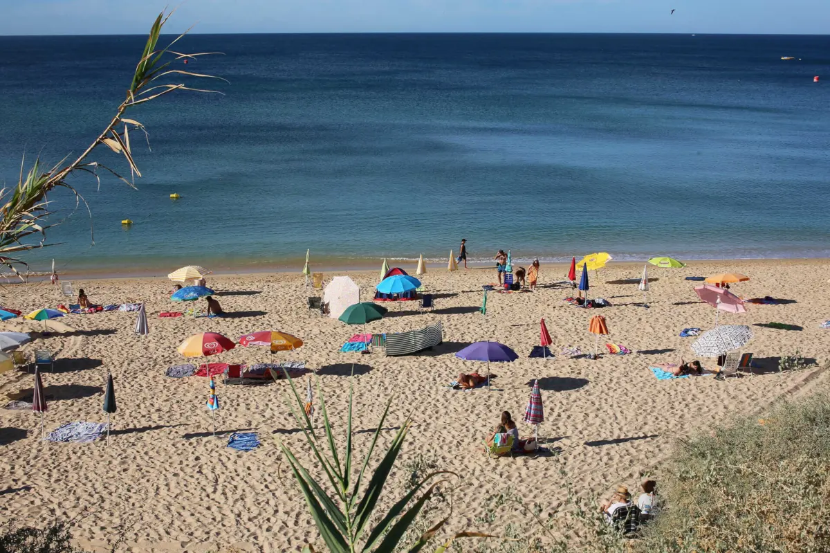 Imagem de contexto do artigo Banhos interditados na praia de Fuseta-Ria e desaconselhados em Armação de Pera