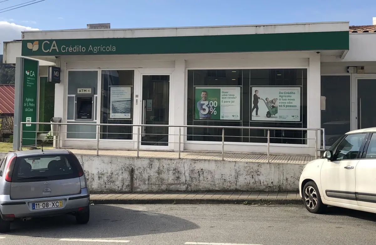 Vítima ficou encurralado na antecâmara de acesso à Caixa de Crédito Agrícola de São Pedro da Cova